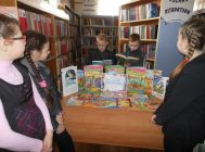 Дзверы ціха адчыні, кнігу ў госці запрасі