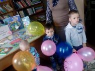 У нашего крыльца нет забавам конца