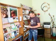Книга и газета вместо сигареты (2)